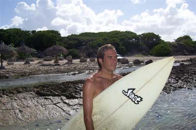 Surfdude Chris maakt zich klaar